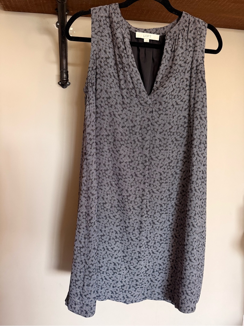 LOFT Sleeveless V-Neck Printed Shift Dress in Charcoal